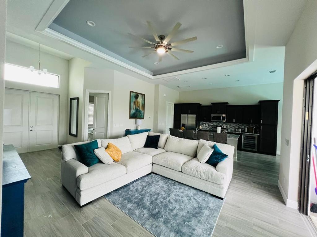 Newly Built Villa Ballerina With Heated Pool And Incredible View Into Beautiful Arrowheadcanal เคปคอรัล ภายนอก รูปภาพ