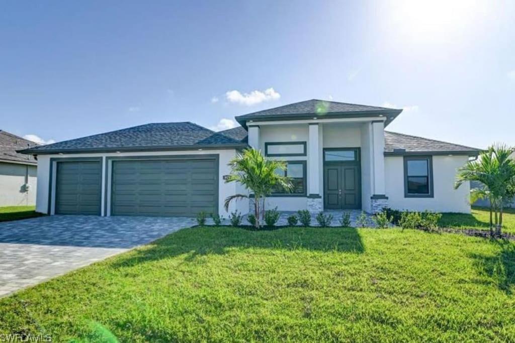 Newly Built Villa Ballerina With Heated Pool And Incredible View Into Beautiful Arrowheadcanal เคปคอรัล ภายนอก รูปภาพ