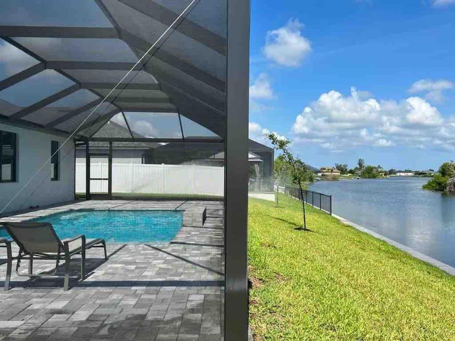 Newly Built Villa Ballerina With Heated Pool And Incredible View Into Beautiful Arrowheadcanal เคปคอรัล ภายนอก รูปภาพ